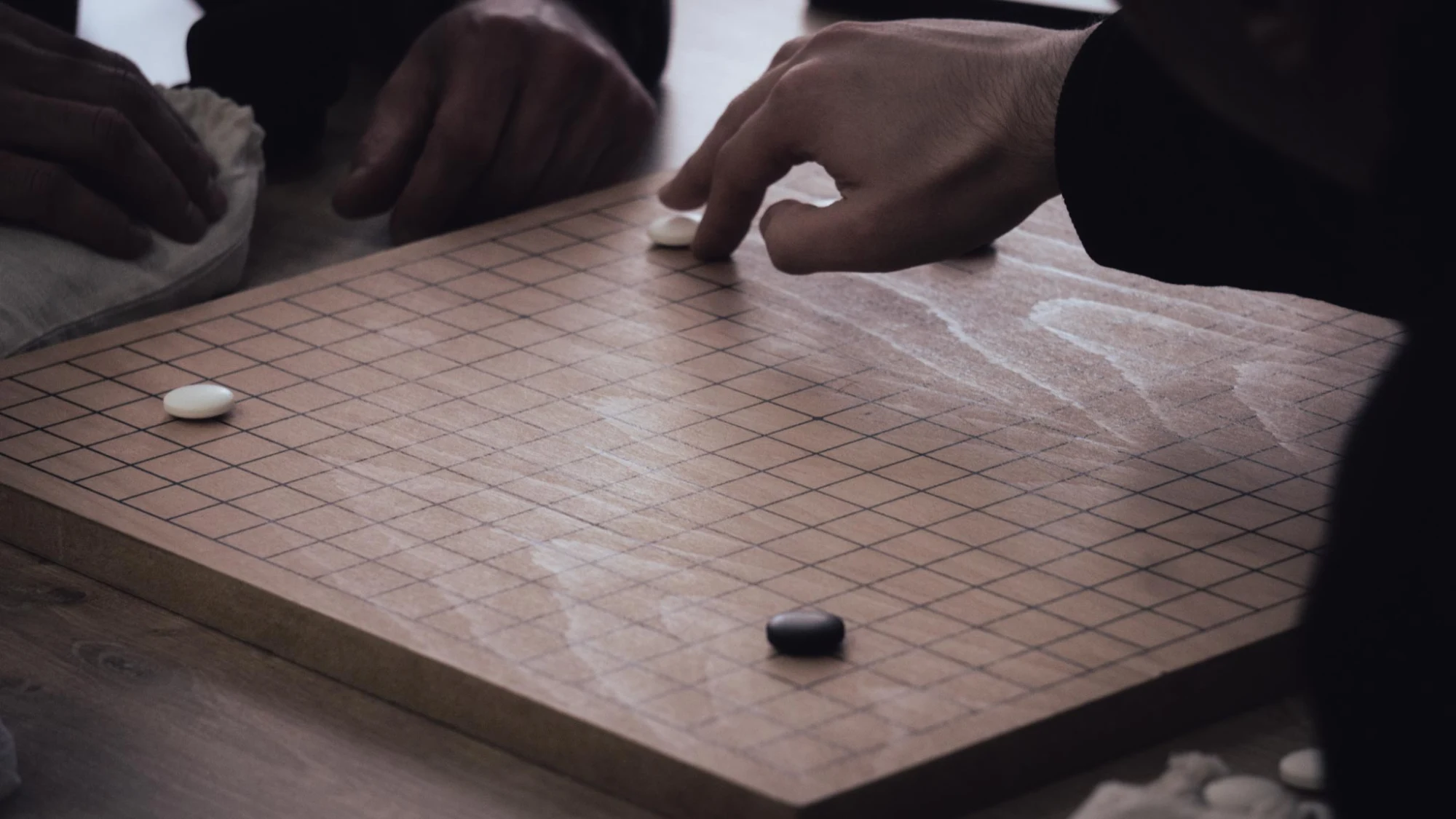 Ahşap tahta (Goban) üzerinde Siyah ve Beyaz Go taşları